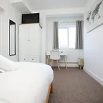 Gloucester Rd By N And N Stays, Recently Refurbed 6 Bed Ensuite House By N And N Ltd, Perfect For Contractors And Corporate Stays, Close To Ytl Arena Site, Pvt Parking For Vans And And Work Vehicles, Wifi Holiday home *