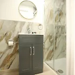 Holiday home Gloucester Rd By N And N Stays, Recently Refurbed 6 Bed Ensuite House By N And N Ltd, Perfect For Contractors And Corporate Stays, Close To Ytl Arena Site, Pvt Parking For Vans And And Work Vehicles, Wifi