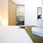 Holiday home Gloucester Rd By N And N Stays, Recently Refurbed 6 Bed Ensuite House By N And N Ltd, Perfect For Contractors And Corporate Stays, Close To Ytl Arena Site, Pvt Parking For Vans And And Work Vehicles, Wifi *