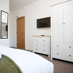 Gloucester Rd By N And N Stays, Recently Refurbed 6 Bed Ensuite House By N And N Ltd, Perfect For Contractors And Corporate Stays, Close To Ytl Arena Site, Pvt Parking For Vans And And Work Vehicles, Wifi *
