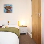 Gloucester Rd By N And N Stays, Recently Refurbed 6 Bed Ensuite House By N And N Ltd, Perfect For Contractors And Corporate Stays, Close To Ytl Arena Site, Pvt Parking For Vans And And Work Vehicles, Wifi