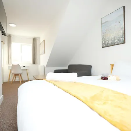 Gloucester Rd By N And N Stays, Newly Refurbed 6 Bed Ensuite House By N And N Ltd, Perfect For Contractors And Corporate Stays, Close To Ytl Arena Site, Pvt Parking For Vans And And Work Vehicles, Wifi Casa de Férias *