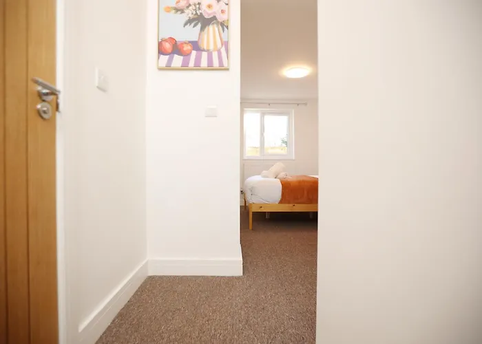 Casa de Férias Gloucester Rd By N And N Stays, Newly Refurbed 6 Bed Ensuite House By N And N Ltd, Perfect For Contractors And Corporate Stays, Close To Ytl Arena Site, Pvt Parking For Vans And And Work Vehicles, Wifi