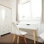 펜션 Gloucester Rd By N And N Stays, Recently Refurbed 6 Bed Ensuite House By N And N Ltd, Perfect For Contractors And Corporate Stays, Close To Ytl Arena Site, Pvt Parking For Vans And And Work Vehicles, Wifi 브리스틀