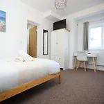 Gloucester Rd By N And N Stays, Recently Refurbed 6 Bed Ensuite House By N And N Ltd, Perfect For Contractors And Corporate Stays, Close To Ytl Arena Site, Pvt Parking For Vans And And Work Vehicles, Wifi *