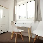 Gloucester Rd By N And N Stays, Recently Refurbed 6 Bed Ensuite House By N And N Ltd, Perfect For Contractors And Corporate Stays, Close To Ytl Arena Site, Pvt Parking For Vans And And Work Vehicles, Wifi Vakantiehuis