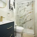 Vakantiehuis Gloucester Rd By N And N Stays, Recently Refurbed 6 Bed Ensuite House By N And N Ltd, Perfect For Contractors And Corporate Stays, Close To Ytl Arena Site, Pvt Parking For Vans And And Work Vehicles, Wifi