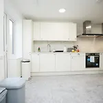 Gloucester Rd By N And N Stays, Recently Refurbed 6 Bed Ensuite House By N And N Ltd, Perfect For Contractors And Corporate Stays, Close To Ytl Arena Site, Pvt Parking For Vans And And Work Vehicles, Wifi 펜션