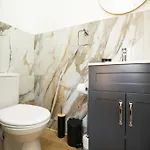 펜션 Gloucester Rd By N And N Stays, Recently Refurbed 6 Bed Ensuite House By N And N Ltd, Perfect For Contractors And Corporate Stays, Close To Ytl Arena Site, Pvt Parking For Vans And And Work Vehicles, Wifi *