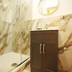펜션 Gloucester Rd By N And N Stays, Recently Refurbed 6 Bed Ensuite House By N And N Ltd, Perfect For Contractors And Corporate Stays, Close To Ytl Arena Site, Pvt Parking For Vans And And Work Vehicles, Wifi *