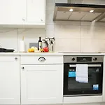 Gloucester Rd By N And N Stays, Recently Refurbed 6 Bed Ensuite House By N And N Ltd, Perfect For Contractors And Corporate Stays, Close To Ytl Arena Site, Pvt Parking For Vans And And Work Vehicles, Wifi Vakantiehuis