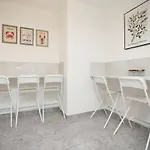 Vakantiehuis Gloucester Rd By N And N Stays, Recently Refurbed 6 Bed Ensuite House By N And N Ltd, Perfect For Contractors And Corporate Stays, Close To Ytl Arena Site, Pvt Parking For Vans And And Work Vehicles, Wifi