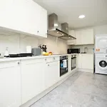 Vakantiehuis Gloucester Rd By N And N Stays, Recently Refurbed 6 Bed Ensuite House By N And N Ltd, Perfect For Contractors And Corporate Stays, Close To Ytl Arena Site, Pvt Parking For Vans And And Work Vehicles, Wifi