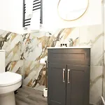 펜션 Gloucester Rd By N And N Stays, Recently Refurbed 6 Bed Ensuite House By N And N Ltd, Perfect For Contractors And Corporate Stays, Close To Ytl Arena Site, Pvt Parking For Vans And And Work Vehicles, Wifi *