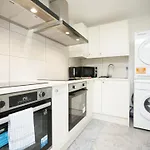 Gloucester Rd By N And N Stays, Recently Refurbed 6 Bed Ensuite House By N And N Ltd, Perfect For Contractors And Corporate Stays, Close To Ytl Arena Site, Pvt Parking For Vans And And Work Vehicles, Wifi Vakantiehuis