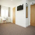 Vakantiehuis Gloucester Rd By N And N Stays, Recently Refurbed 6 Bed Ensuite House By N And N Ltd, Perfect For Contractors And Corporate Stays, Close To Ytl Arena Site, Pvt Parking For Vans And And Work Vehicles, Wifi Bristol