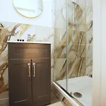 Gloucester Rd By N And N Stays, Recently Refurbed 6 Bed Ensuite House By N And N Ltd, Perfect For Contractors And Corporate Stays, Close To Ytl Arena Site, Pvt Parking For Vans And And Work Vehicles, Wifi *