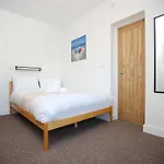 Vakantiehuis Gloucester Rd By N And N Stays, Recently Refurbed 6 Bed Ensuite House By N And N Ltd, Perfect For Contractors And Corporate Stays, Close To Ytl Arena Site, Pvt Parking For Vans And And Work Vehicles, Wifi *