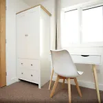 펜션 Gloucester Rd By N And N Stays, Recently Refurbed 6 Bed Ensuite House By N And N Ltd, Perfect For Contractors And Corporate Stays, Close To Ytl Arena Site, Pvt Parking For Vans And And Work Vehicles, Wifi *