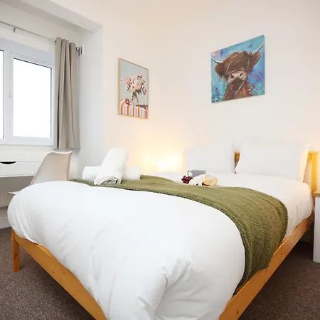Gloucester Rd By N And N Stays, Recently Refurbed Large 6 Bed Ensuite House In Filton, Perfect For Contractors, Corporate And Families, Close To Ytl Arena Site, Pvt Parking For Vans And And Work Vehicles, Wifi Feriehus