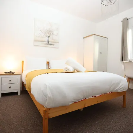 Feriehus Gloucester Rd By N And N Stays, Recently Refurbed Large 6 Bed Ensuite House In Filton, Perfect For Contractors, Corporate And Families, Close To Ytl Arena Site, Pvt Parking For Vans And And Work Vehicles, Wifi