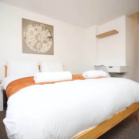 Semesterbostad Gloucester Rd By N And N Stays, Newly Refurbed 6 Bed Ensuite House By N And N Ltd, Perfect For Contractors And Corporate Stays, Close To Ytl Arena Site, Pvt Parking For Vans And And Work Vehicles, Wifi