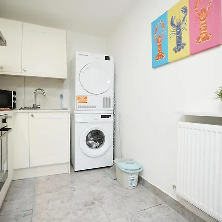 Feriehus Gloucester Rd By N And N Stays, Recently Refurbed Large 6 Bed Ensuite House In Filton, Perfect For Contractors, Corporate And Families, Close To Ytl Arena Site, Pvt Parking For Vans And And Work Vehicles, Wifi