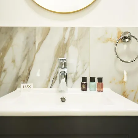 Gloucester Rd By N And N Stays, Newly Refurbed 6 Bed Ensuite House By N And N Ltd, Perfect For Contractors And Corporate Stays, Close To Ytl Arena Site, Pvt Parking For Vans And And Work Vehicles, Wifi Semesterbostad