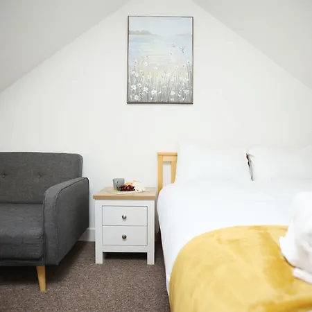 Feriehus Gloucester Rd By N And N Stays, Recently Refurbed Large 6 Bed Ensuite House In Filton, Perfect For Contractors, Corporate And Families, Close To Ytl Arena Site, Pvt Parking For Vans And And Work Vehicles, Wifi