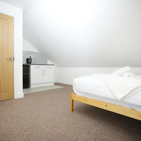 Gloucester Rd By N And N Stays, Recently Refurbed Large 6 Bed Ensuite House In Filton, Perfect For Contractors, Corporate And Families, Close To Ytl Arena Site, Pvt Parking For Vans And And Work Vehicles, Wifi