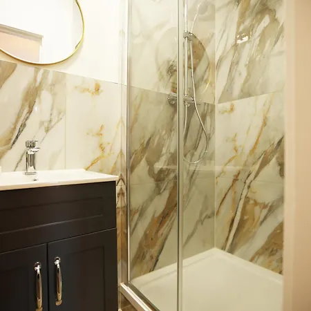 Gloucester Rd By N And N Stays, Recently Refurbed Large 6 Bed Ensuite House In Filton, Perfect For Contractors, Corporate And Families, Close To Ytl Arena Site, Pvt Parking For Vans And And Work Vehicles, Wifi *
