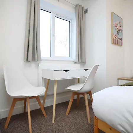 Feriehus Gloucester Rd By N And N Stays, Recently Refurbed Large 6 Bed Ensuite House In Filton, Perfect For Contractors, Corporate And Families, Close To Ytl Arena Site, Pvt Parking For Vans And And Work Vehicles, Wifi