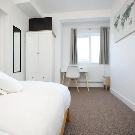 Gloucester Rd By N And N Stays, Recently Refurbed Large 6 Bed Ensuite House In Filton, Perfect For Contractors, Corporate And Families, Close To Ytl Arena Site, Pvt Parking For Vans And And Work Vehicles, Wifi Feriehus *