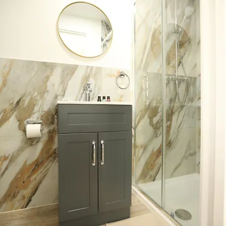 Feriehus Gloucester Rd By N And N Stays, Recently Refurbed Large 6 Bed Ensuite House In Filton, Perfect For Contractors, Corporate And Families, Close To Ytl Arena Site, Pvt Parking For Vans And And Work Vehicles, Wifi