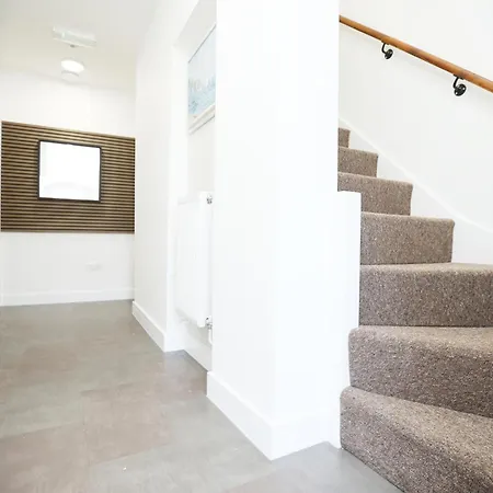 Gloucester Rd By N And N Stays, Recently Refurbed Large 6 Bed Ensuite House In Filton, Perfect For Contractors, Corporate And Families, Close To Ytl Arena Site, Pvt Parking For Vans And And Work Vehicles, Wifi Bristol