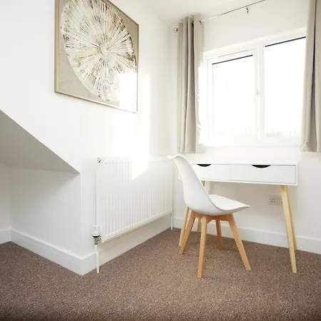 Gloucester Rd By N And N Stays, Recently Refurbed Large 6 Bed Ensuite House In Filton, Perfect For Contractors, Corporate And Families, Close To Ytl Arena Site, Pvt Parking For Vans And And Work Vehicles, Wifi Feriehus Bristol
