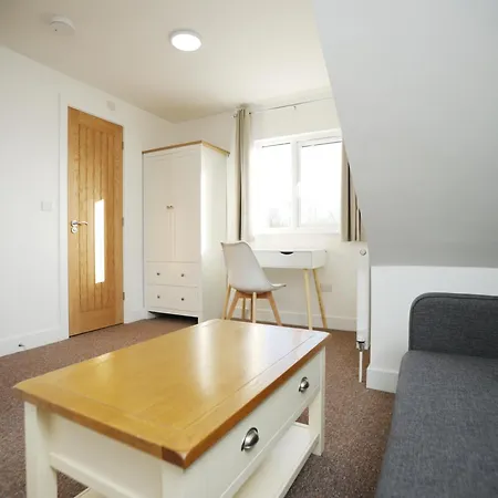 Gloucester Rd By N And N Stays, Recently Refurbed Large 6 Bed Ensuite House In Filton, Perfect For Contractors, Corporate And Families, Close To Ytl Arena Site, Pvt Parking For Vans And And Work Vehicles, Wifi *