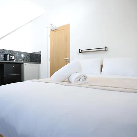 Gloucester Rd By N And N Stays, Recently Refurbed Large 6 Bed Ensuite House In Filton, Perfect For Contractors, Corporate And Families, Close To Ytl Arena Site, Pvt Parking For Vans And And Work Vehicles, Wifi *
