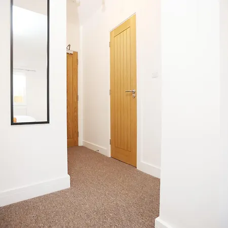 Gloucester Rd By N And N Stays, Recently Refurbed Large 6 Bed Ensuite House In Filton, Perfect For Contractors, Corporate And Families, Close To Ytl Arena Site, Pvt Parking For Vans And And Work Vehicles, Wifi Bristol