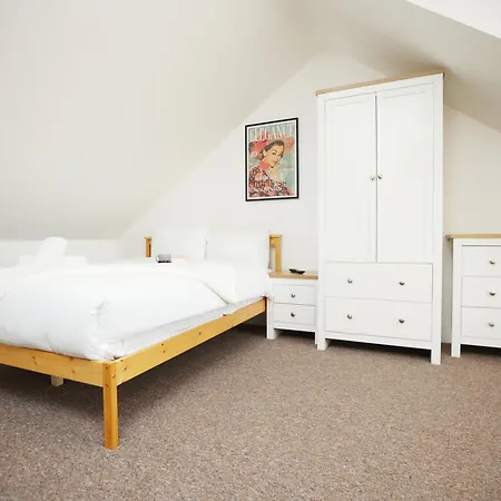 Feriehus Gloucester Rd By N And N Stays, Recently Refurbed Large 6 Bed Ensuite House In Filton, Perfect For Contractors, Corporate And Families, Close To Ytl Arena Site, Pvt Parking For Vans And And Work Vehicles, Wifi