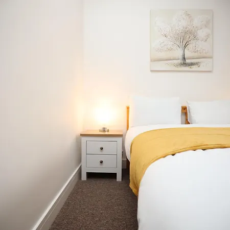 Gloucester Rd By N And N Stays, Recently Refurbed Large 6 Bed Ensuite House In Filton, Perfect For Contractors, Corporate And Families, Close To Ytl Arena Site, Pvt Parking For Vans And And Work Vehicles, Wifi Feriehus