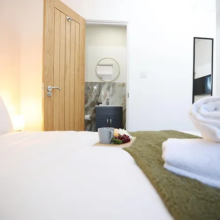 Feriehus Gloucester Rd By N And N Stays, Recently Refurbed Large 6 Bed Ensuite House In Filton, Perfect For Contractors, Corporate And Families, Close To Ytl Arena Site, Pvt Parking For Vans And And Work Vehicles, Wifi *