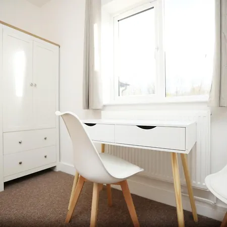 Feriehus Gloucester Rd By N And N Stays, Recently Refurbed Large 6 Bed Ensuite House In Filton, Perfect For Contractors, Corporate And Families, Close To Ytl Arena Site, Pvt Parking For Vans And And Work Vehicles, Wifi Bristol