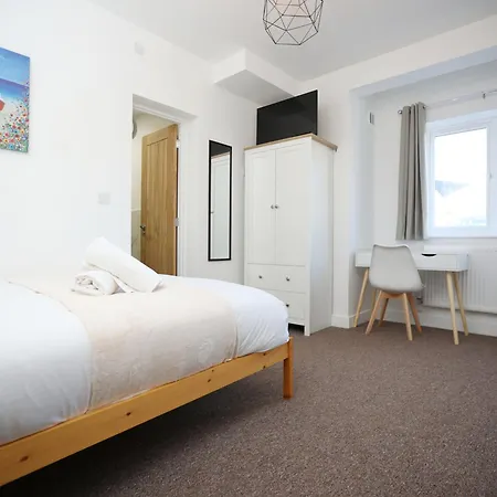 Gloucester Rd By N And N Stays, Recently Refurbed Large 6 Bed Ensuite House In Filton, Perfect For Contractors, Corporate And Families, Close To Ytl Arena Site, Pvt Parking For Vans And And Work Vehicles, Wifi *