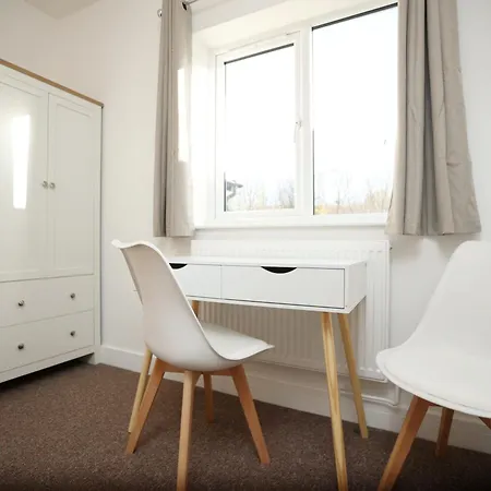 Gloucester Rd By N And N Stays, Recently Refurbed Large 6 Bed Ensuite House In Filton, Perfect For Contractors, Corporate And Families, Close To Ytl Arena Site, Pvt Parking For Vans And And Work Vehicles, Wifi Feriehus