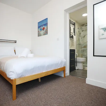 Feriehus Gloucester Rd By N And N Stays, Recently Refurbed Large 6 Bed Ensuite House In Filton, Perfect For Contractors, Corporate And Families, Close To Ytl Arena Site, Pvt Parking For Vans And And Work Vehicles, Wifi Bristol