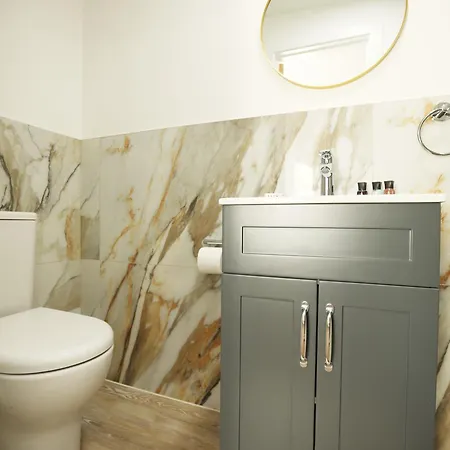 Feriehus Gloucester Rd By N And N Stays, Recently Refurbed Large 6 Bed Ensuite House In Filton, Perfect For Contractors, Corporate And Families, Close To Ytl Arena Site, Pvt Parking For Vans And And Work Vehicles, Wifi