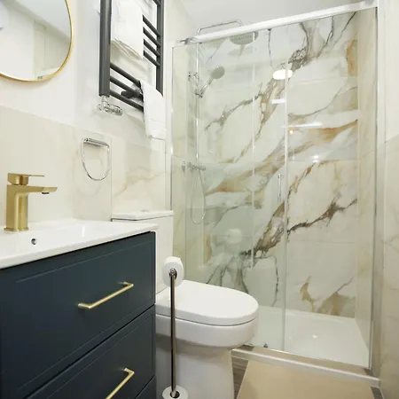 Feriehus Gloucester Rd By N And N Stays, Recently Refurbed Large 6 Bed Ensuite House In Filton, Perfect For Contractors, Corporate And Families, Close To Ytl Arena Site, Pvt Parking For Vans And And Work Vehicles, Wifi