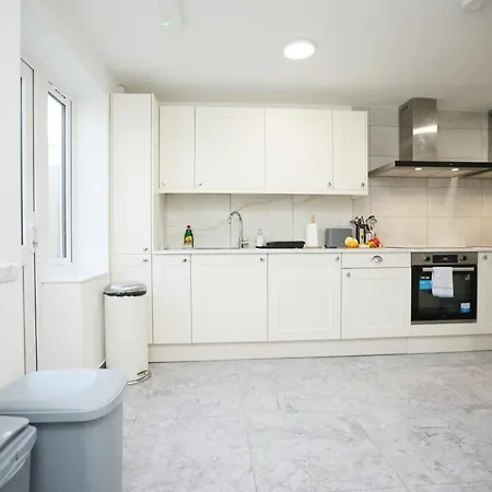 Gloucester Rd By N And N Stays, Recently Refurbed Large 6 Bed Ensuite House In Filton, Perfect For Contractors, Corporate And Families, Close To Ytl Arena Site, Pvt Parking For Vans And And Work Vehicles, Wifi Feriehus
