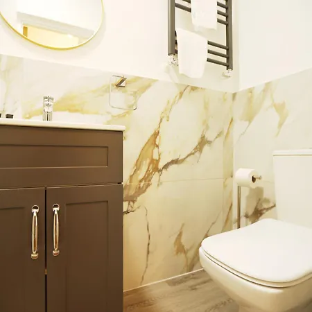 Gloucester Rd By N And N Stays, Recently Refurbed Large 6 Bed Ensuite House In Filton, Perfect For Contractors, Corporate And Families, Close To Ytl Arena Site, Pvt Parking For Vans And And Work Vehicles, Wifi Feriehus *